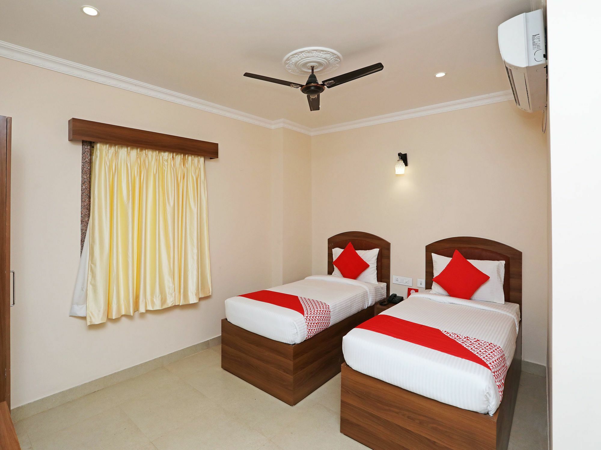 Oyo 13528 Kumud Plaza Hotel Bhubaneswar Exterior photo